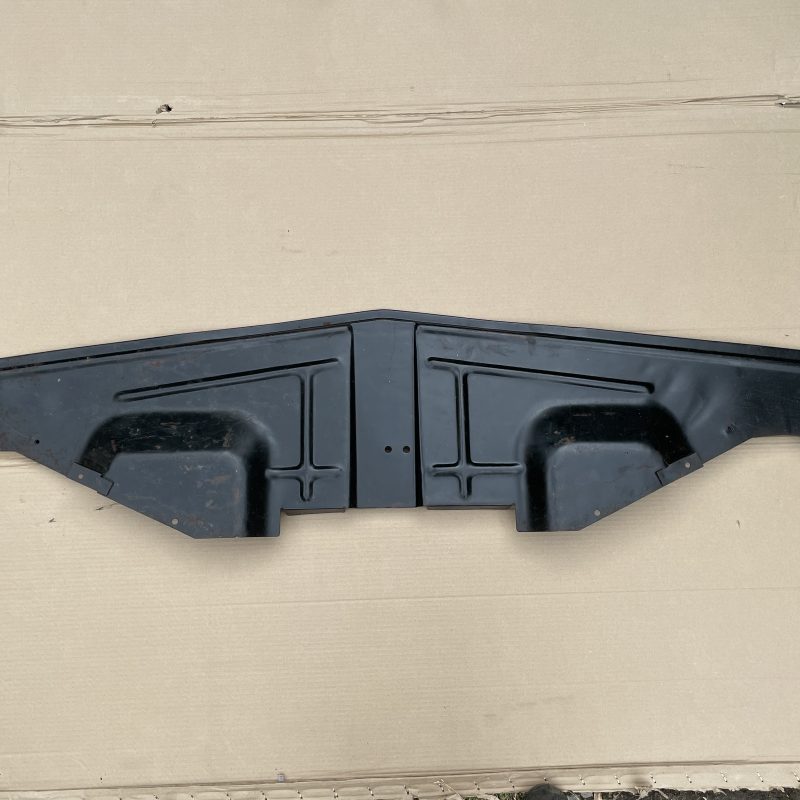 Брызговик облицовки радиатора 3 серии (фартук)